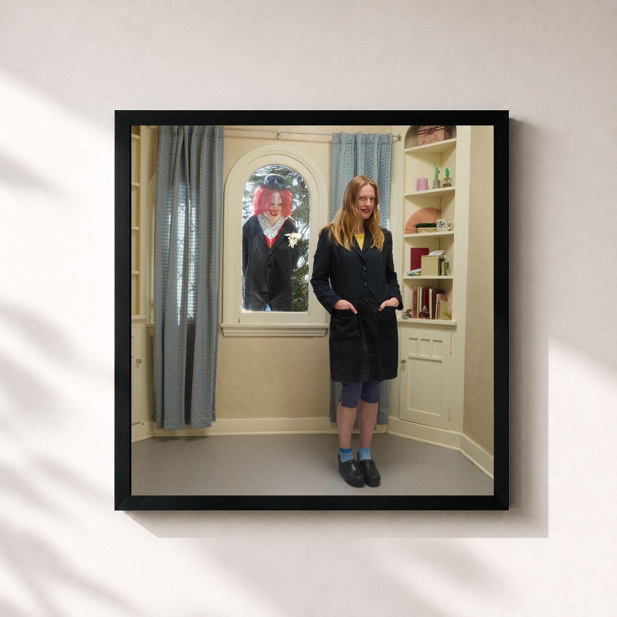 #noir Tableau carré de l'album Who's the Clown? de Audrey Hobert, cadre noir 32x32 cm