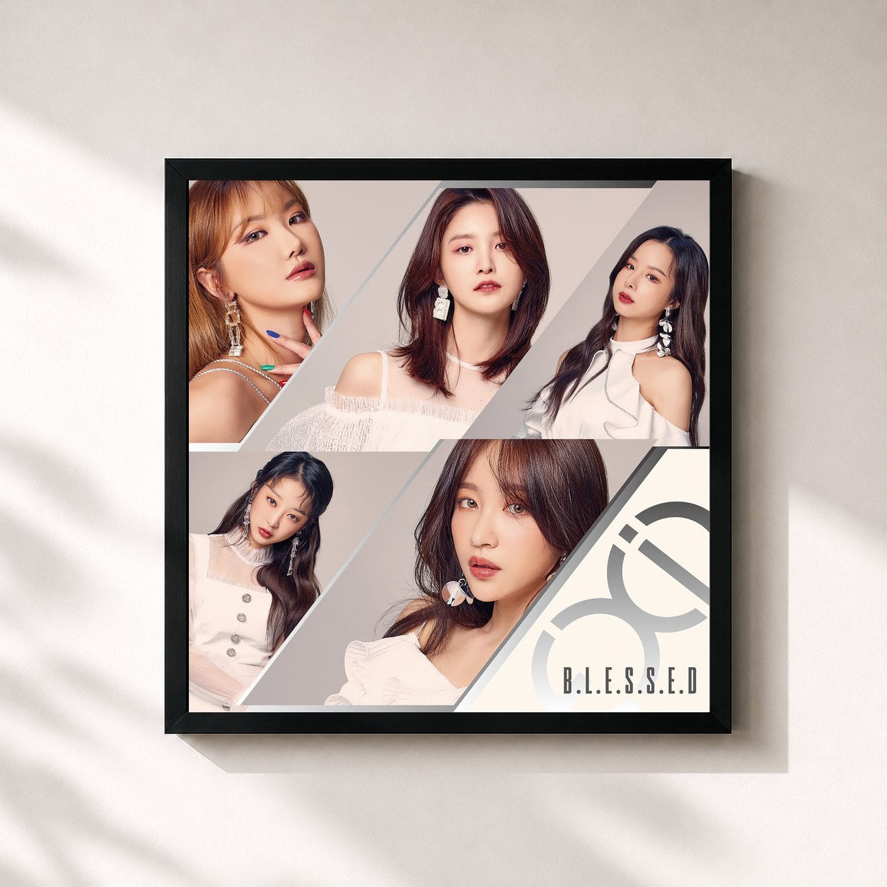 #noir Tableau carré de l'album B.L.E.S.S.E.D de EXID, cadre noir 32x32 cm