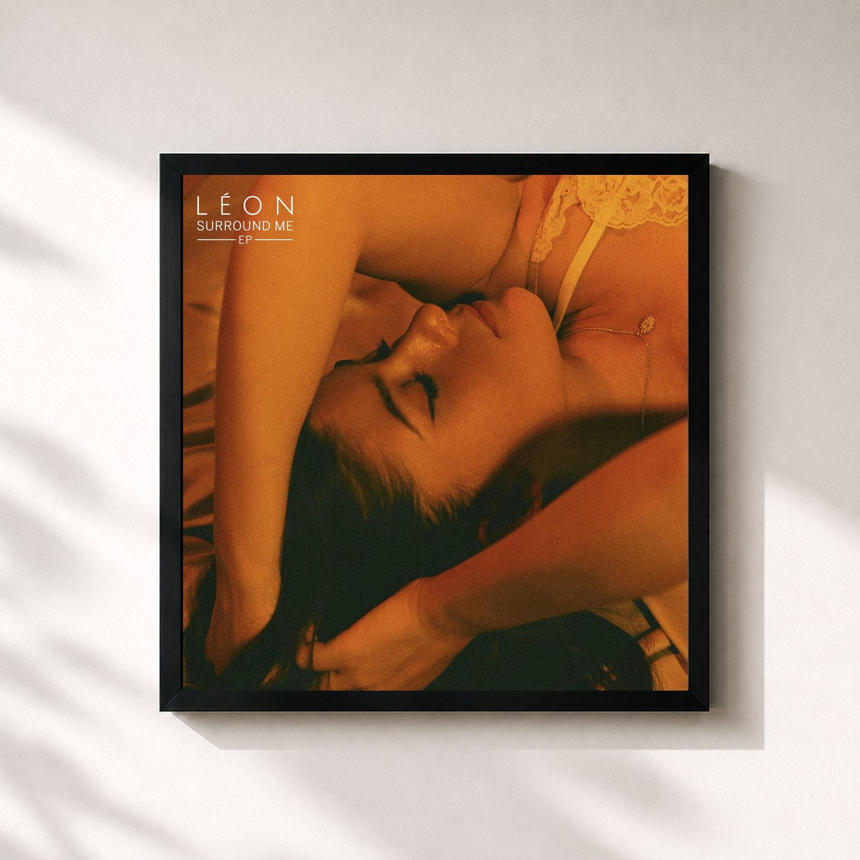#noir Tableau carré de l'album Surround Me - EP de LÉON, cadre noir 32x32 cm
