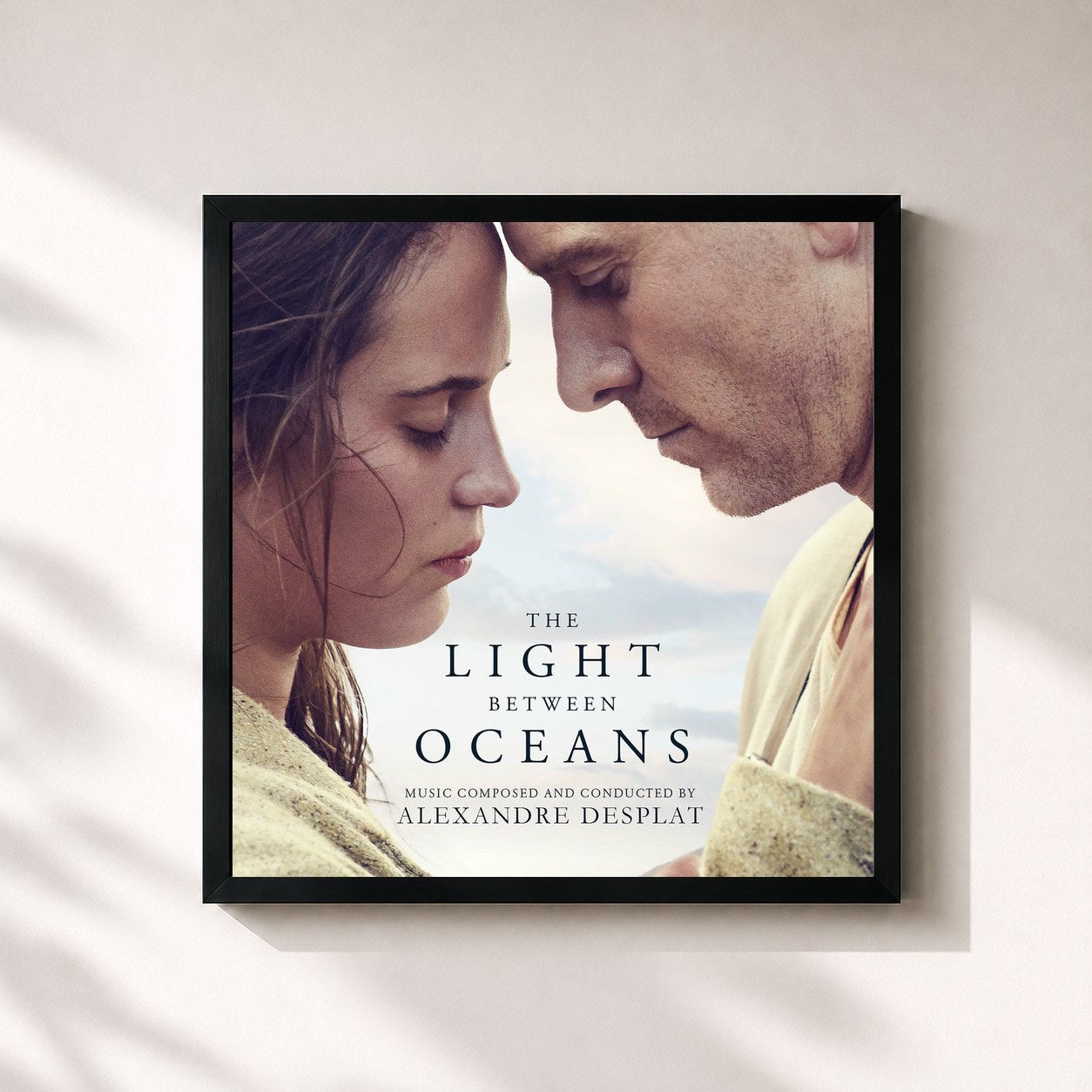 #noir Tableau carré de l'album The Light Between Oceans (Original Motion Picture Soundtrack) de Alexandre Desplat, cadre noir 32x32 cm