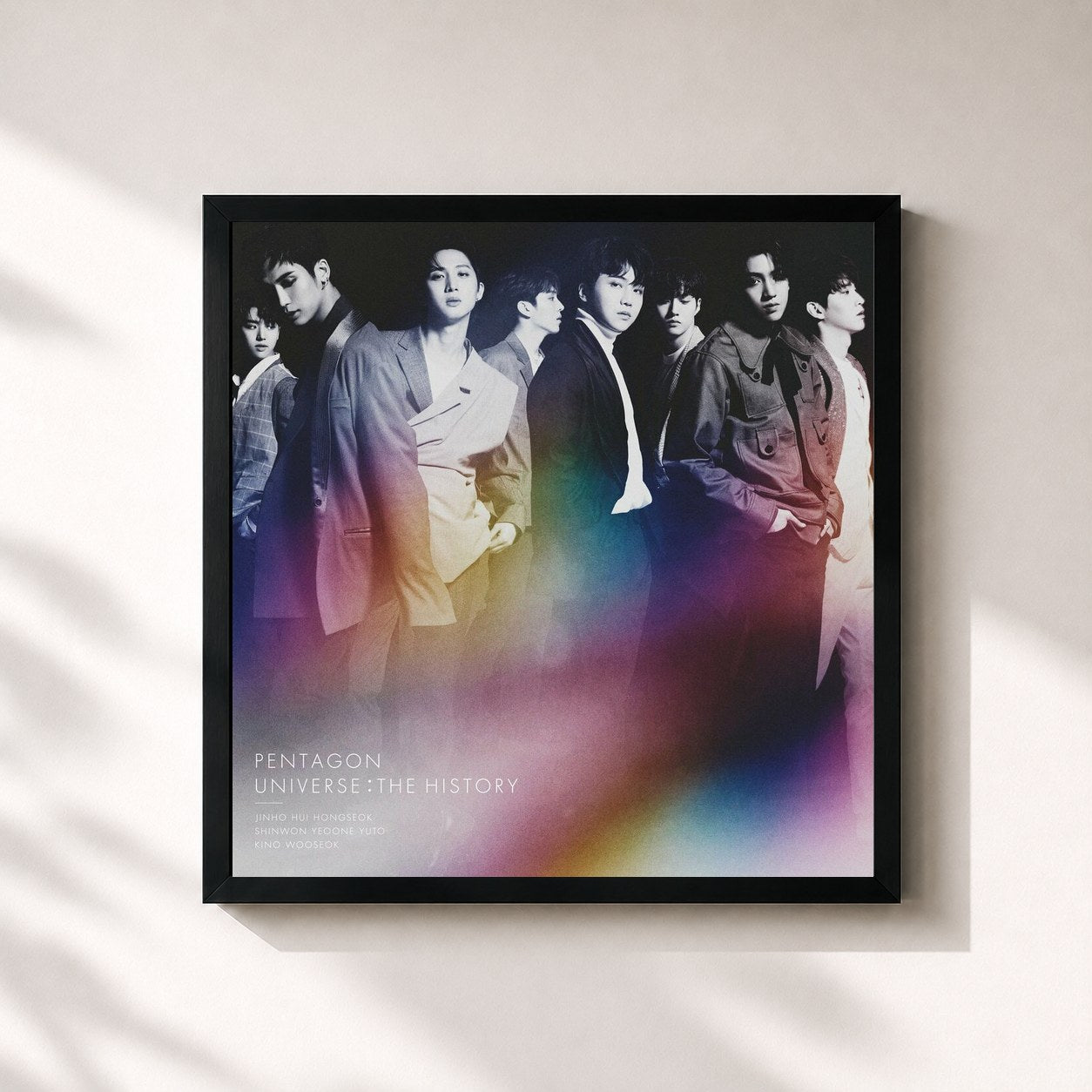 #noir Tableau carré de l'album UNIVERSE : THE HISTORY de PENTAGON, cadre noir 32x32 cm