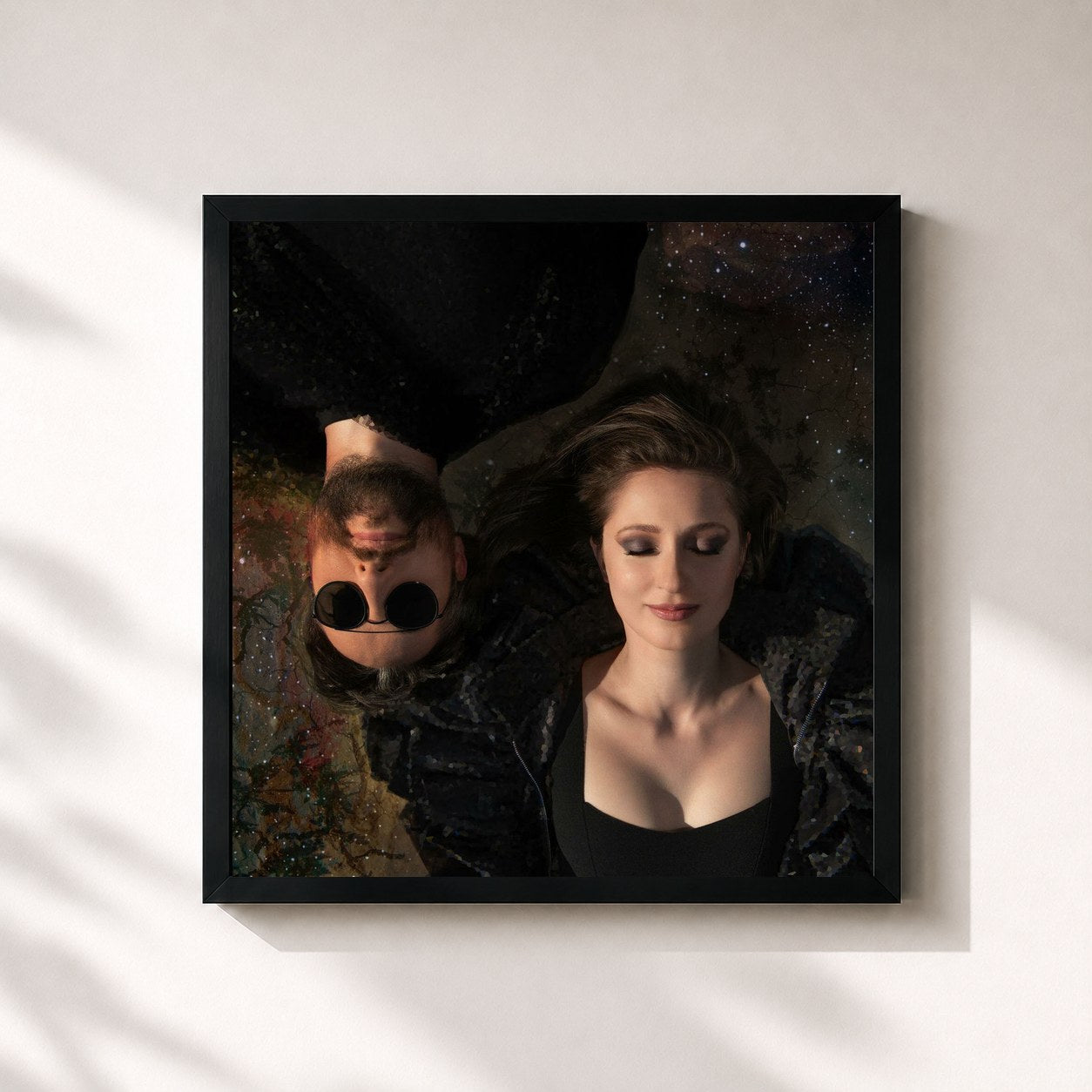#noir Tableau carré de l'album A Mighty Heart Beating Like A Drum de Sonya Belousova, cadre noir 32x32 cm