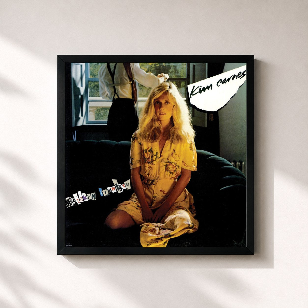 #noir Tableau carré de l'album Mistaken Identity de Kim Carnes, cadre noir 32x32 cm