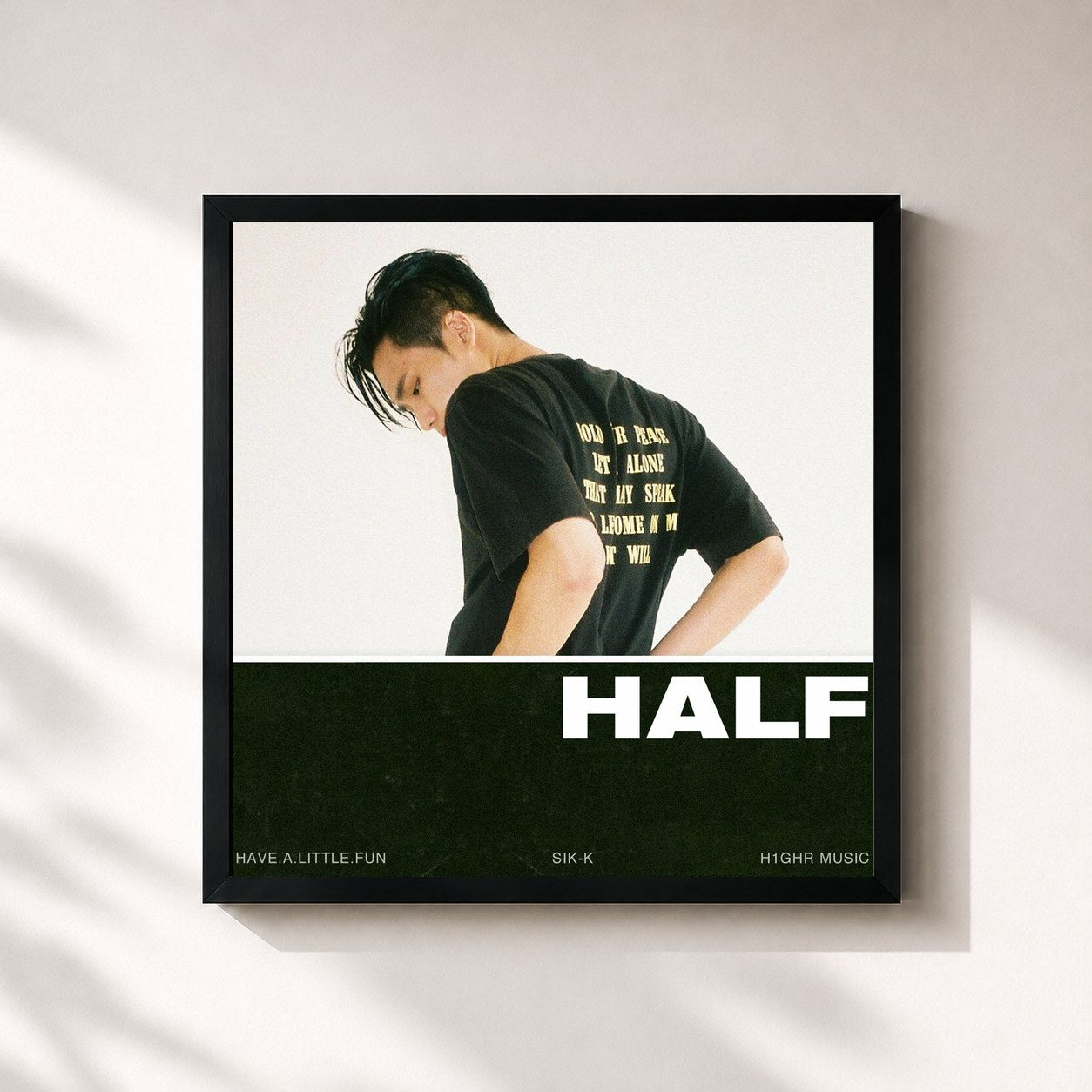 #noir Tableau carré de l'album H.A.L.F (Have.A.Little.Fun) de Sik-K, cadre noir 32x32 cm