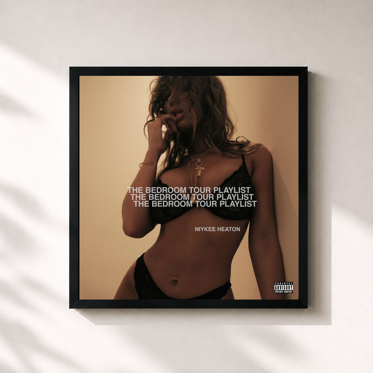 #noir Tableau carré de l'album The Bedroom Tour Playlist de Niykee Heaton, cadre noir 32x32 cm
