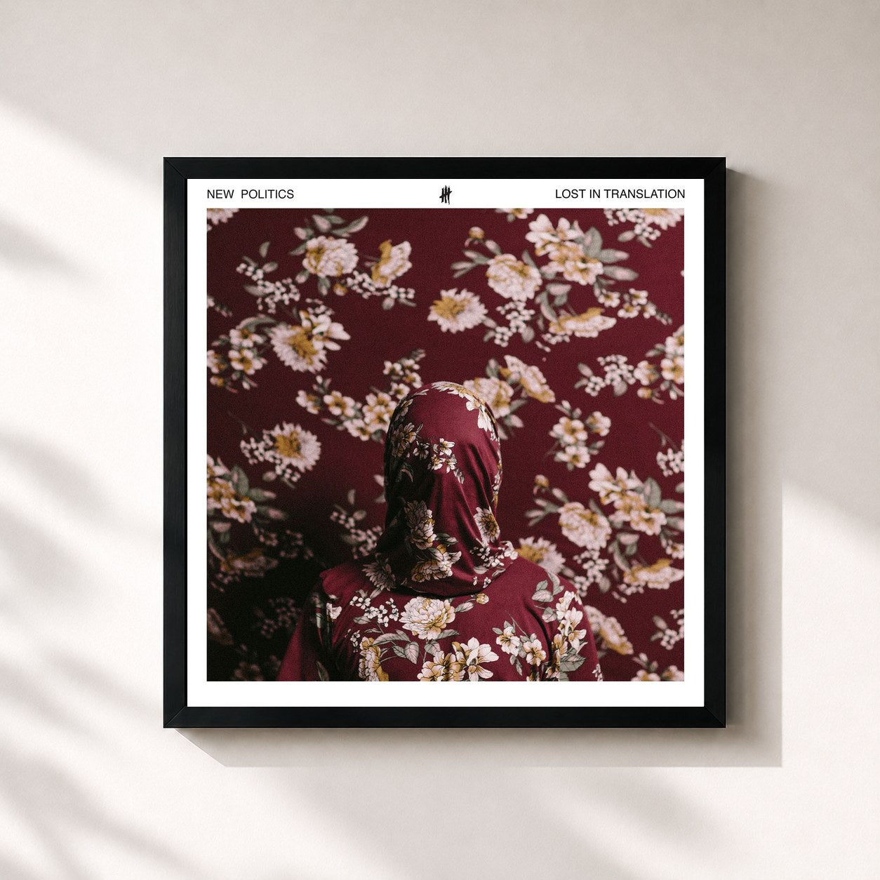 #noir Tableau carré de l'album Lost in Translation de New Politics, cadre noir 32x32 cm