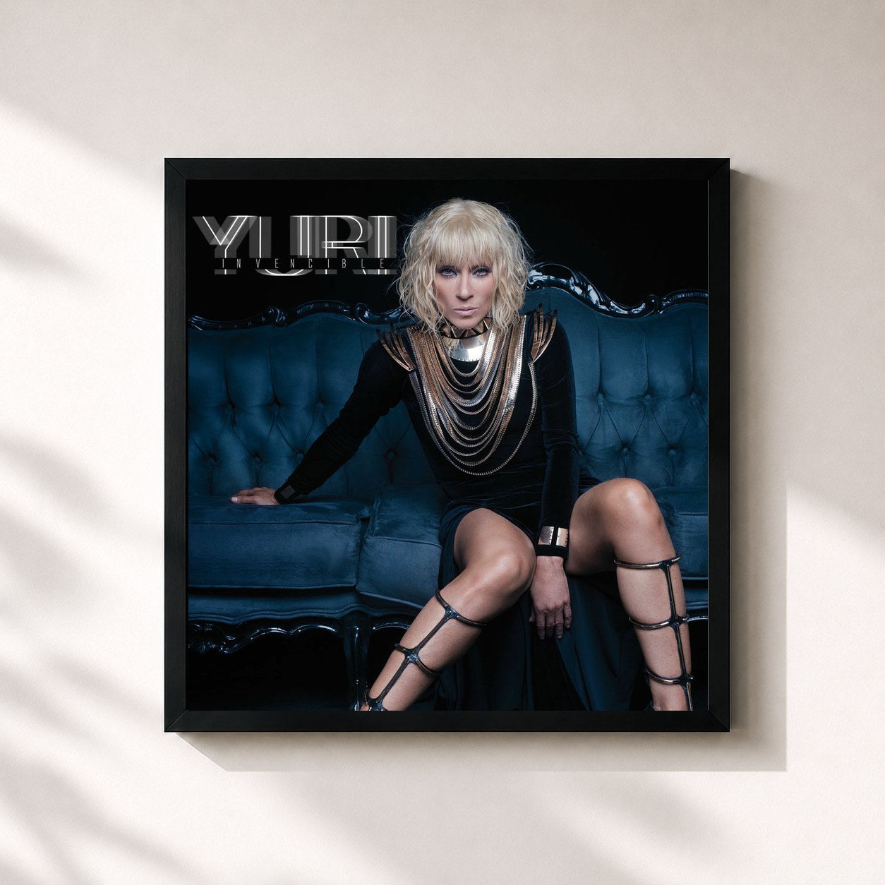 #noir Tableau carré de l'album Invencible de Yuri, cadre noir 32x32 cm
