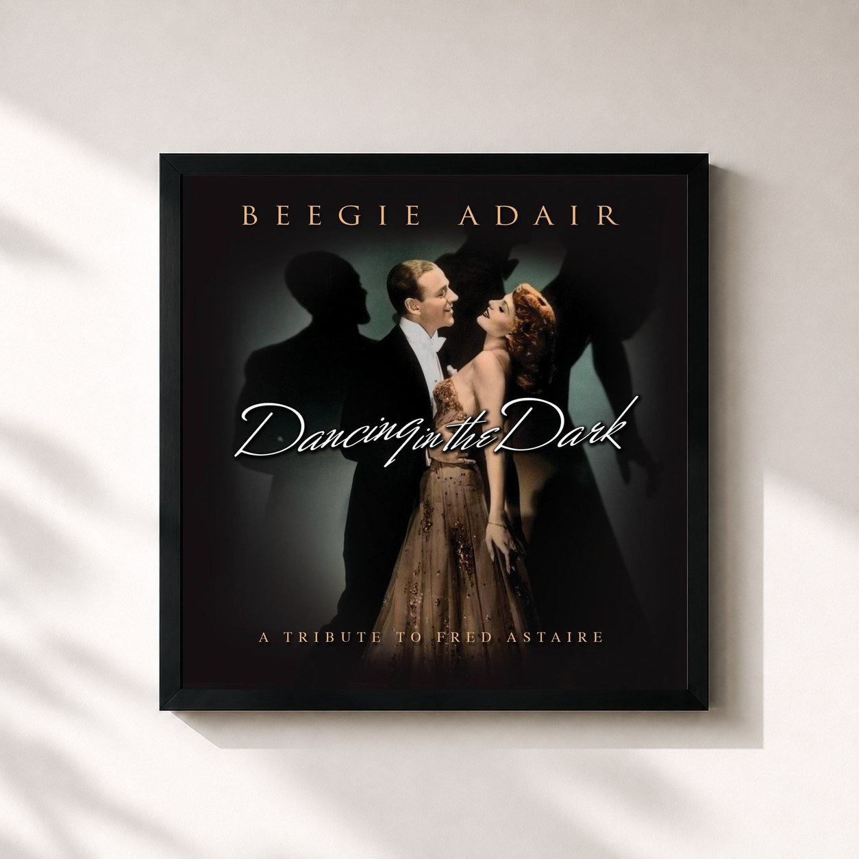 #noir Tableau carré de l'album Dancing In The Dark de Beegie Adair, cadre noir 32x32 cm