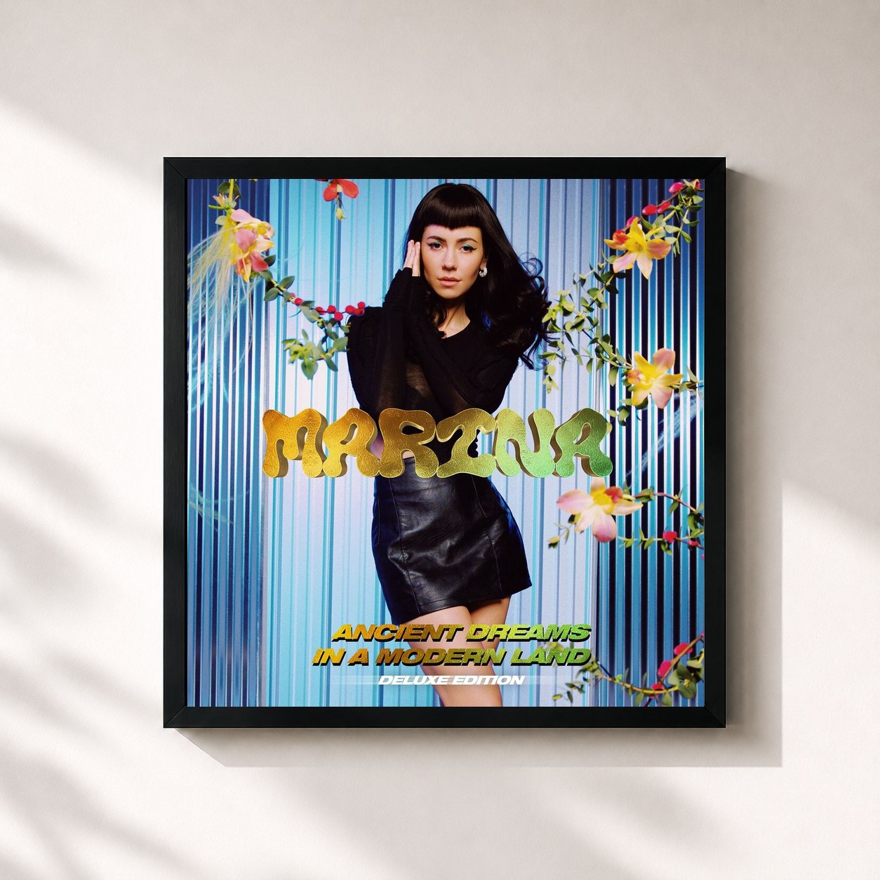 #noir Tableau carré de l'album Ancient Dreams In A Modern Land (Deluxe Edition) de Marina, cadre noir 32x32 cm