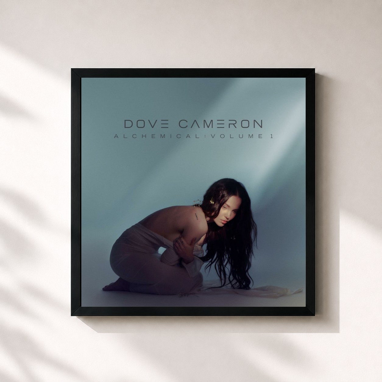 #noir Tableau carré de l'album Alchemical: Volume 1 de Dove Cameron, cadre noir 32x32 cm