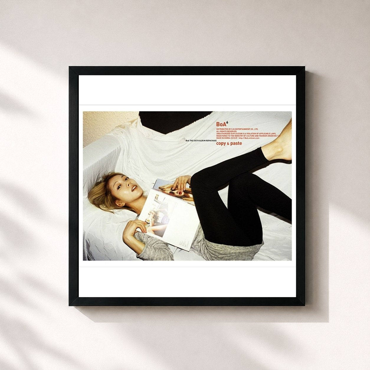 #noir Tableau carré de l'album Copy & Paste - The 6th Repackage Album de BoA, cadre noir 32x32 cm