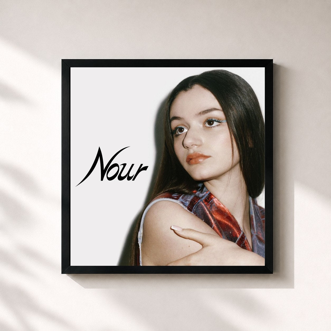 #noir Tableau carré de l'album Premiers amours de Nour, cadre noir 32x32 cm