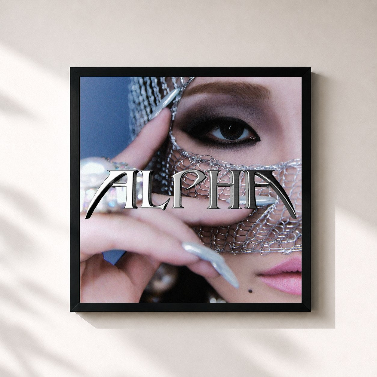 #noir Tableau carré de l'album ALPHA de CL, cadre noir 32x32 cm