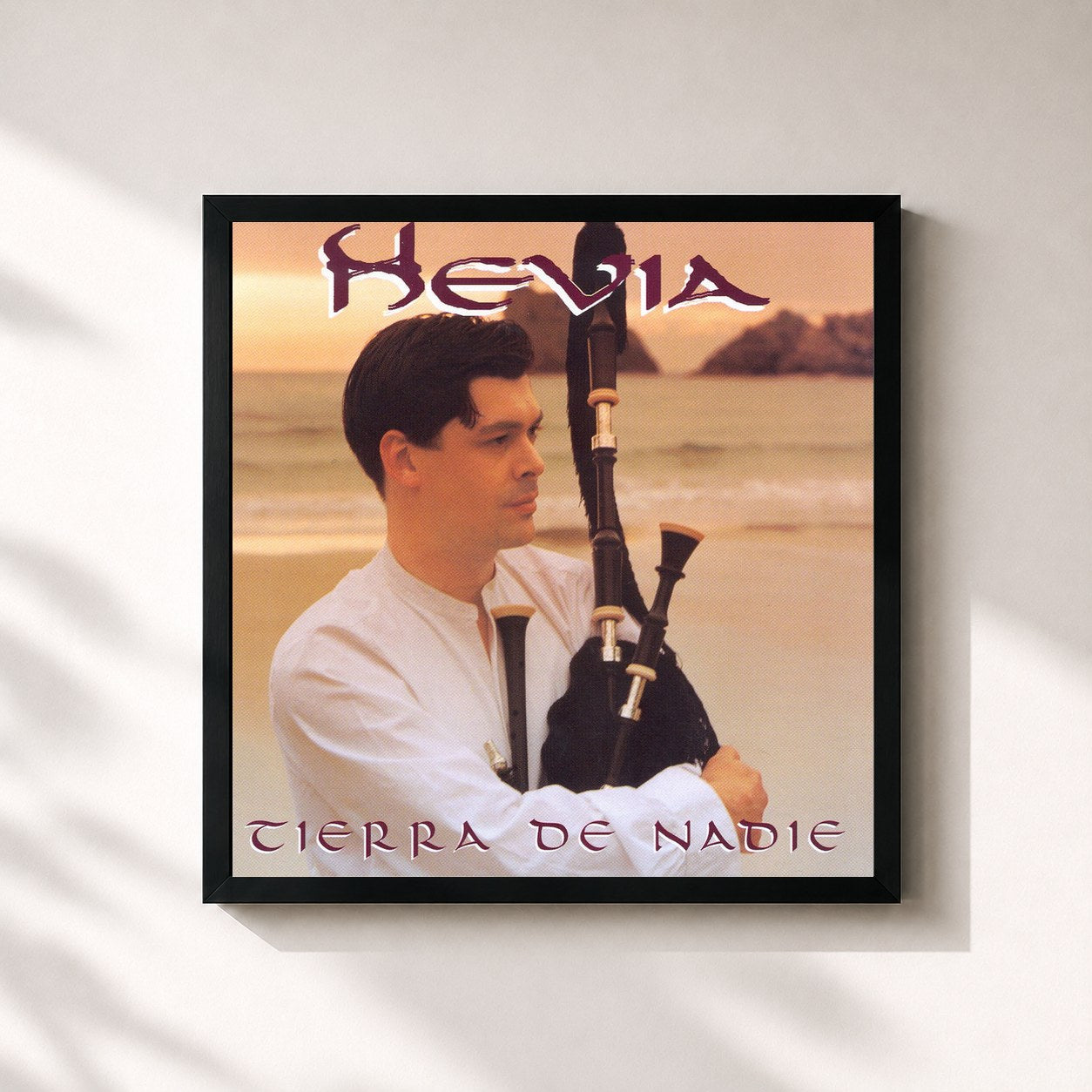 #noir Tableau carré de l'album Tierra De Nadie de Hevia, cadre noir 32x32 cm