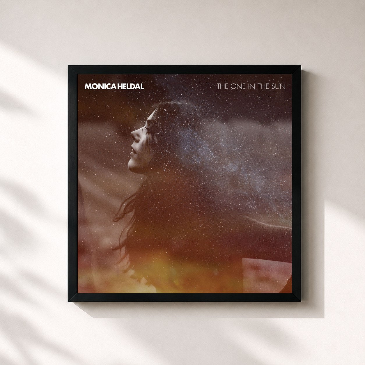 #noir Tableau carré de l'album The One In The Sun de Monica Heldal, cadre noir 32x32 cm