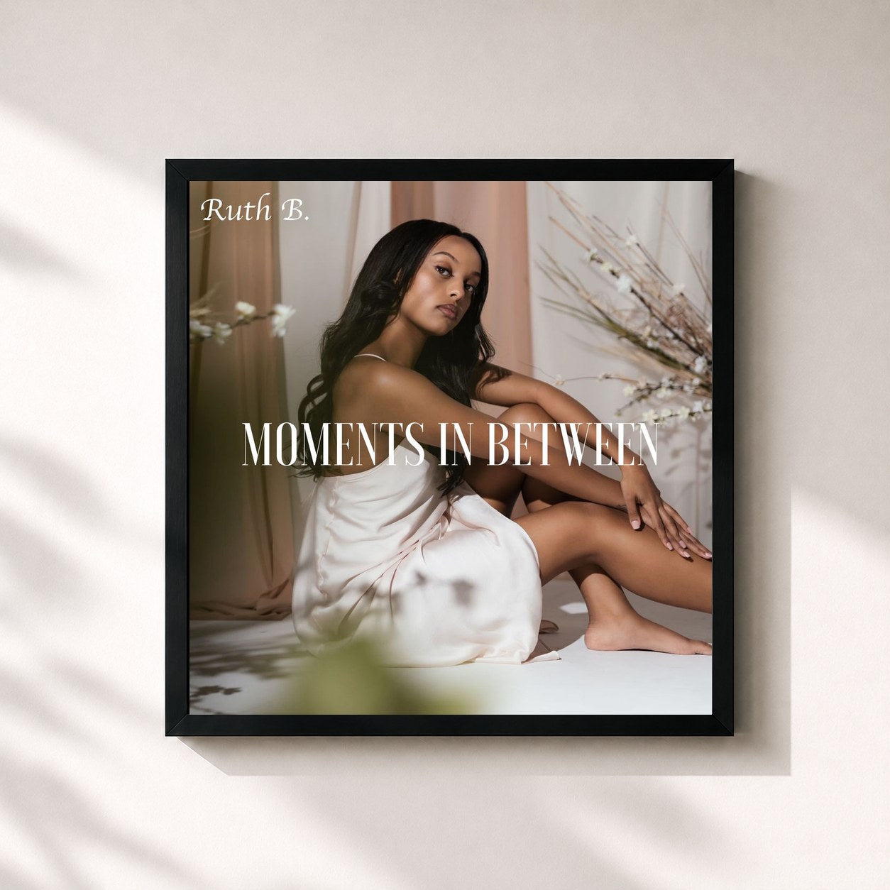#noir Tableau carré de l'album Moments in Between de Ruth B., cadre noir 32x32 cm