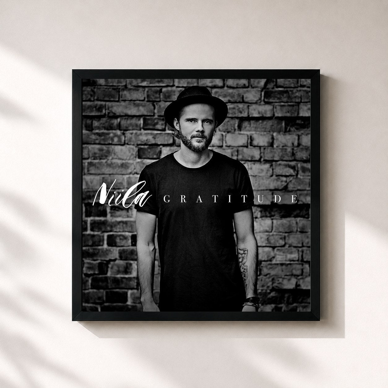 #noir Tableau carré de l'album Gratitude (Deluxe) de Niila, cadre noir 32x32 cm