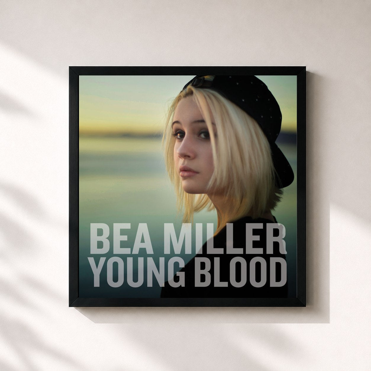 #noir Tableau carré de l'album Young Blood de Bea Miller, cadre noir 32x32 cm