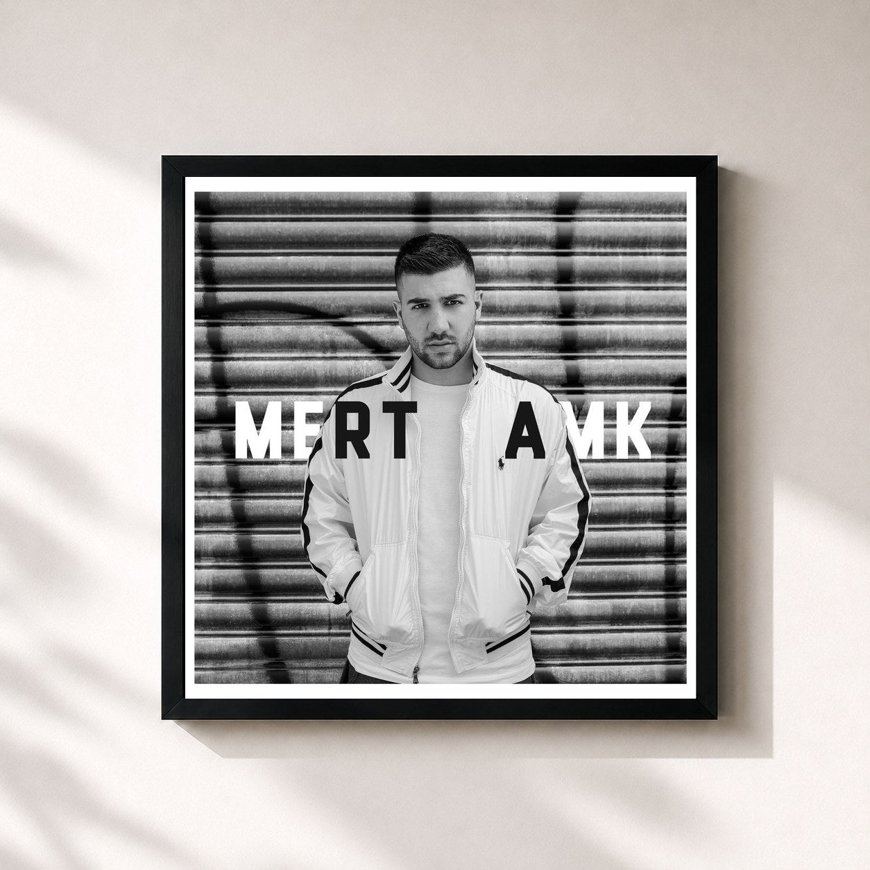 #noir Tableau carré de l'album AMK de Mert, cadre noir 32x32 cm