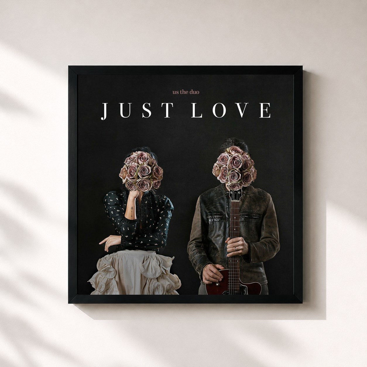 #noir Tableau carré de l'album Just Love de Us The Duo, cadre noir 32x32 cm
