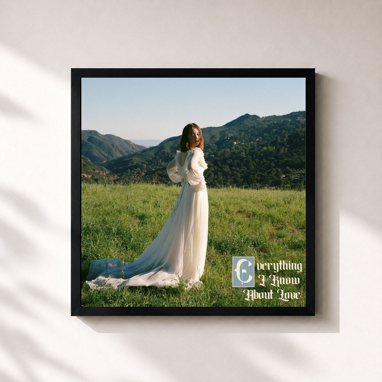 #noir Tableau carré de l'album Everything I Know About Love de Laufey, cadre noir 32x32 cm