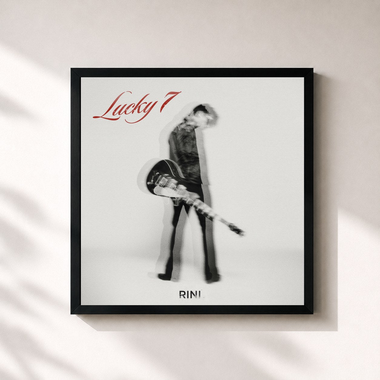 #noir Tableau carré de l'album Lucky 7 de Rini, cadre noir 32x32 cm