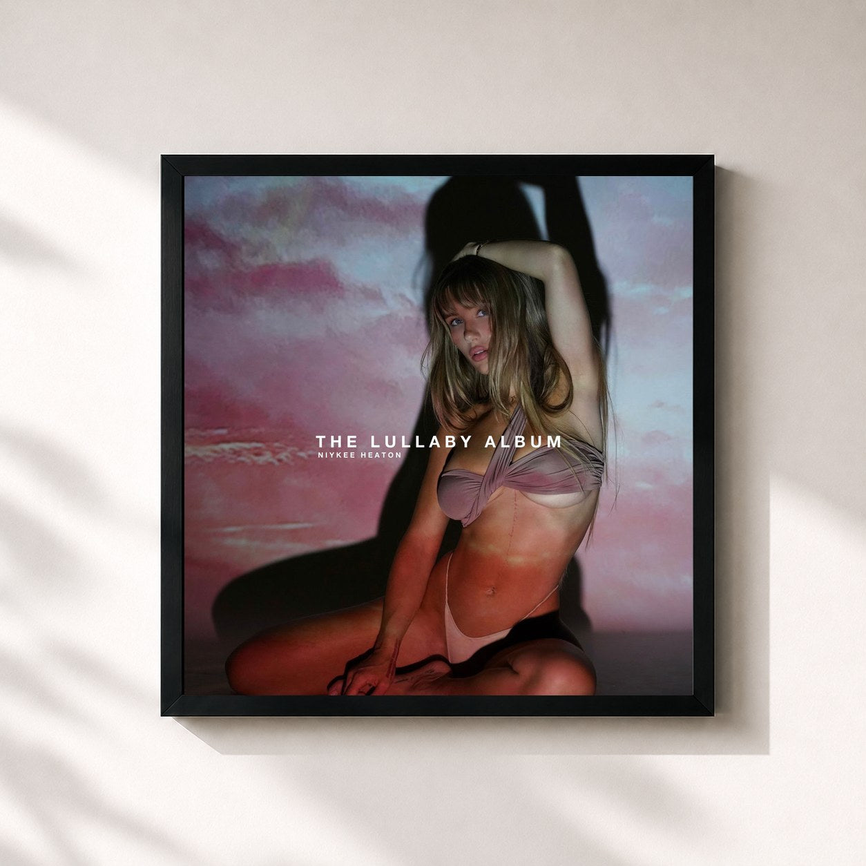 #noir Tableau carré de l'album The Lullaby Album de Niykee Heaton, cadre noir 32x32 cm