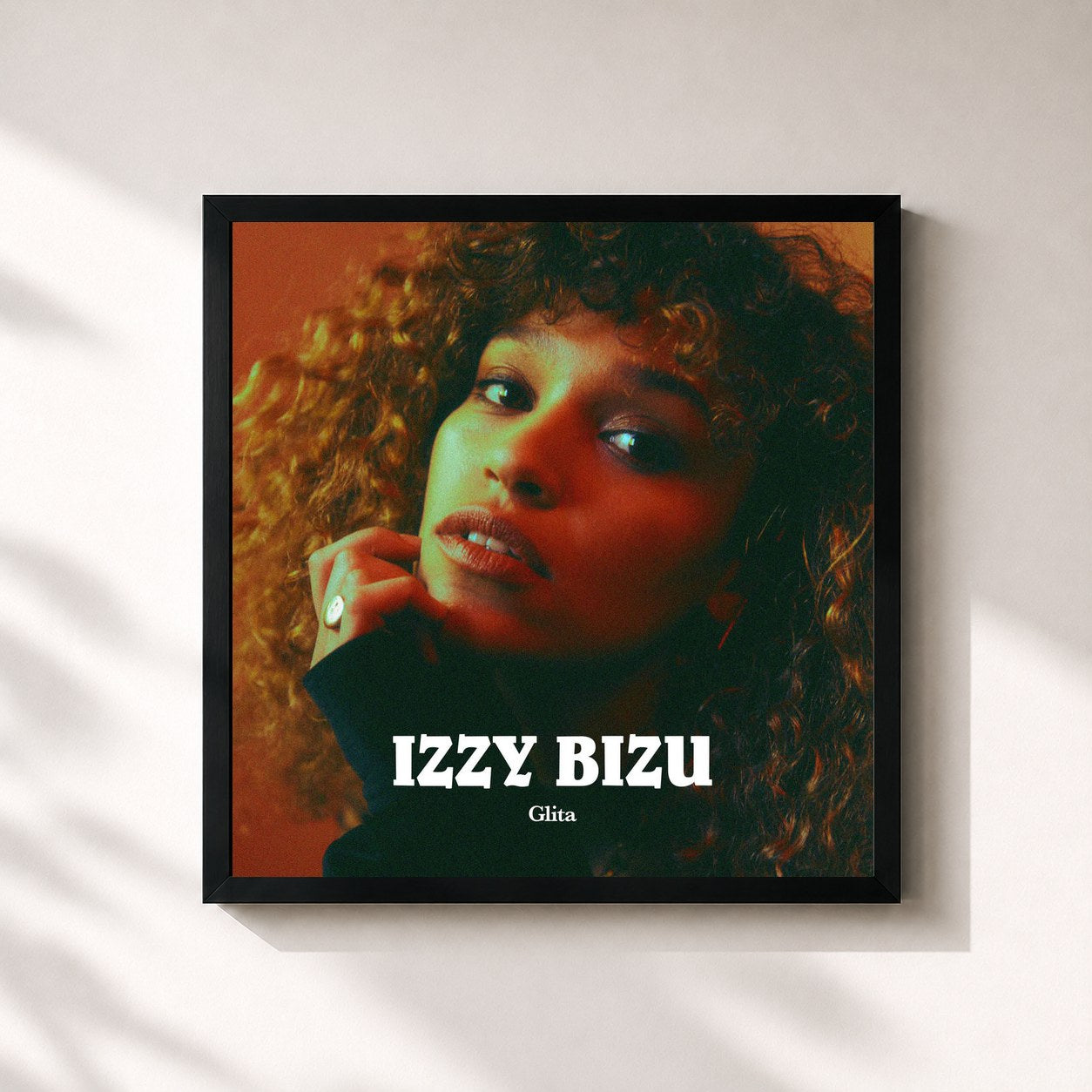 #noir Tableau carré de l'album GLITA - EP de Izzy Bizu, cadre noir 32x32 cm