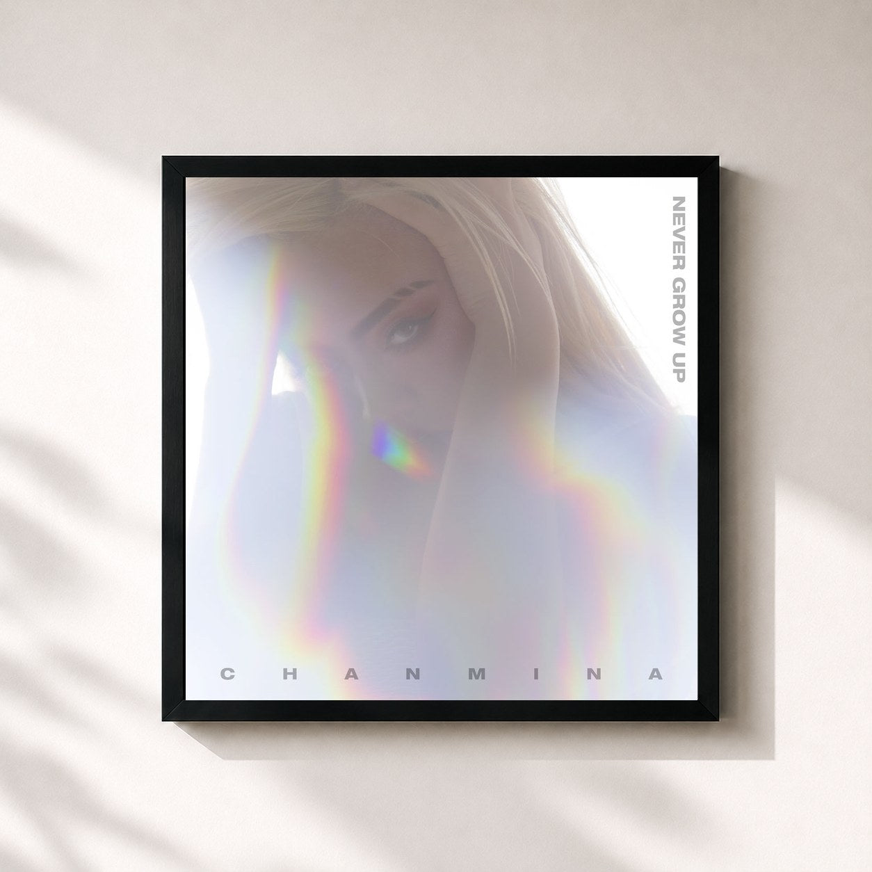#noir Tableau carré de l'album Never Grow Up de Chanmina, cadre noir 32x32 cm