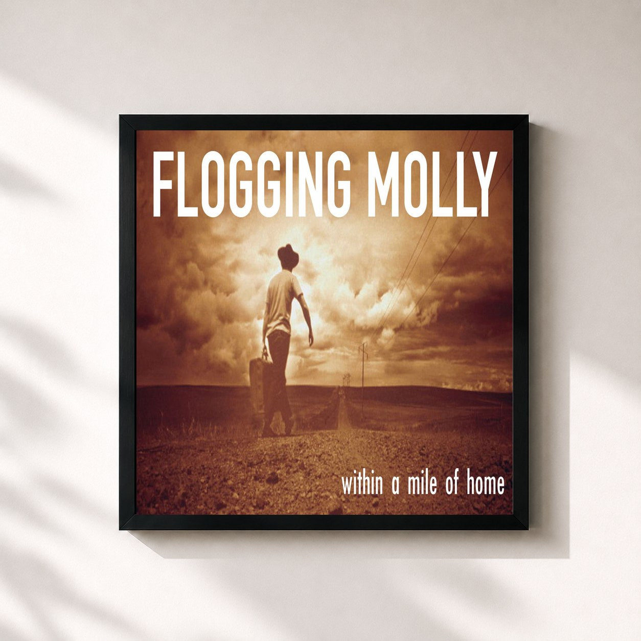 #noir Tableau carré de l'album Within a Mile of Home de Flogging Molly, cadre noir 32x32 cm