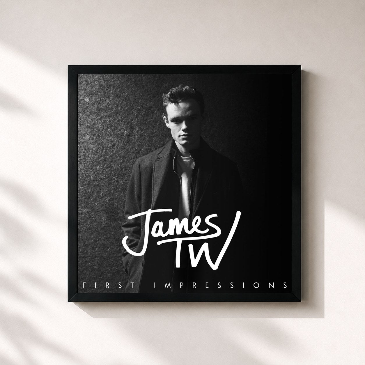#noir Tableau carré de l'album First Impressions de James Tw, cadre noir 32x32 cm