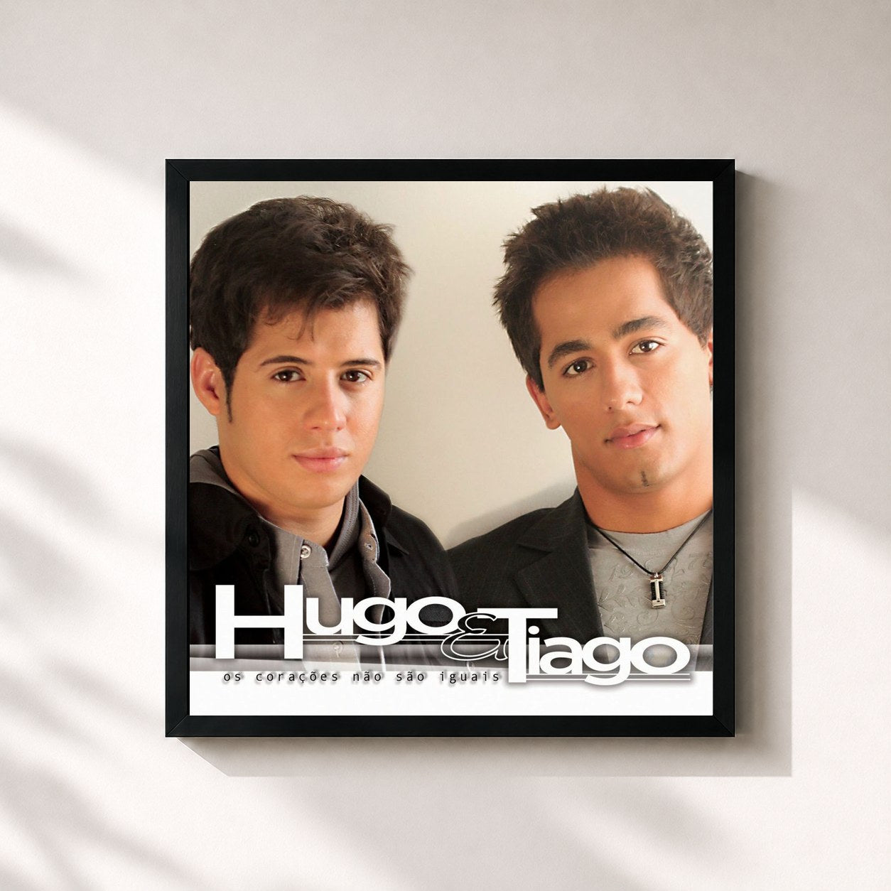 #noir Tableau carré de l'album Os Corações Não São Iguais de Hugo & Tiago, cadre noir 32x32 cm