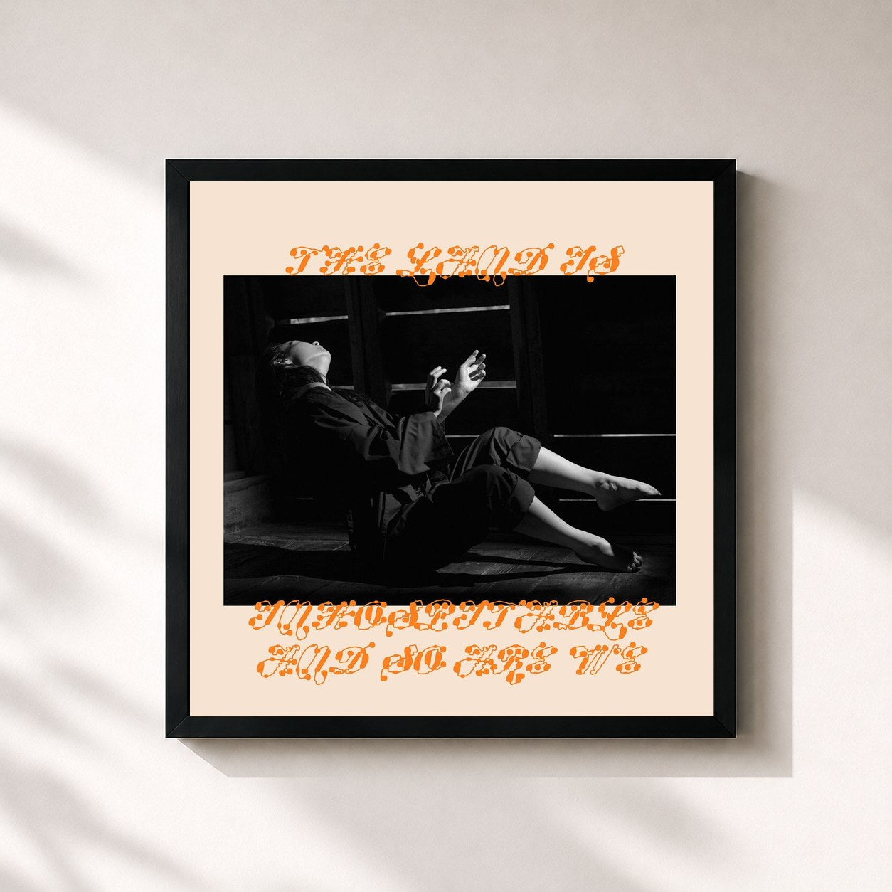 #noir Tableau carré de l'album The Land Is Inhospitable and So Are We de Mitski, cadre noir 32x32 cm