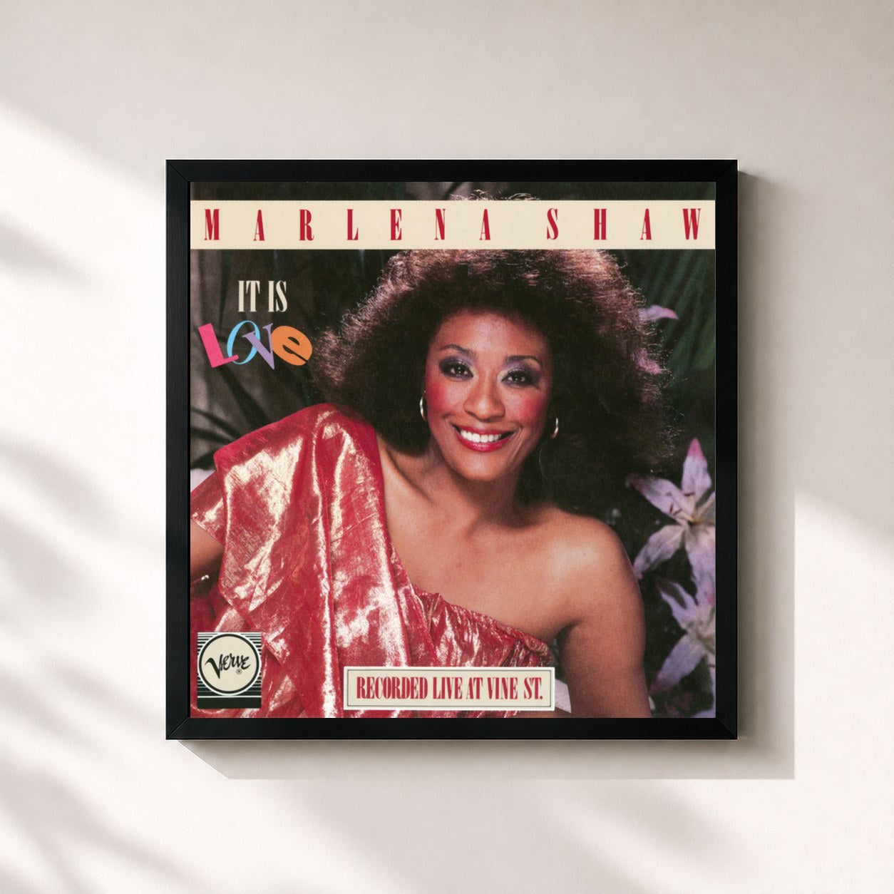 #noir Tableau carré de l'album It Is Love de Marlena Shaw, cadre noir 32x32 cm