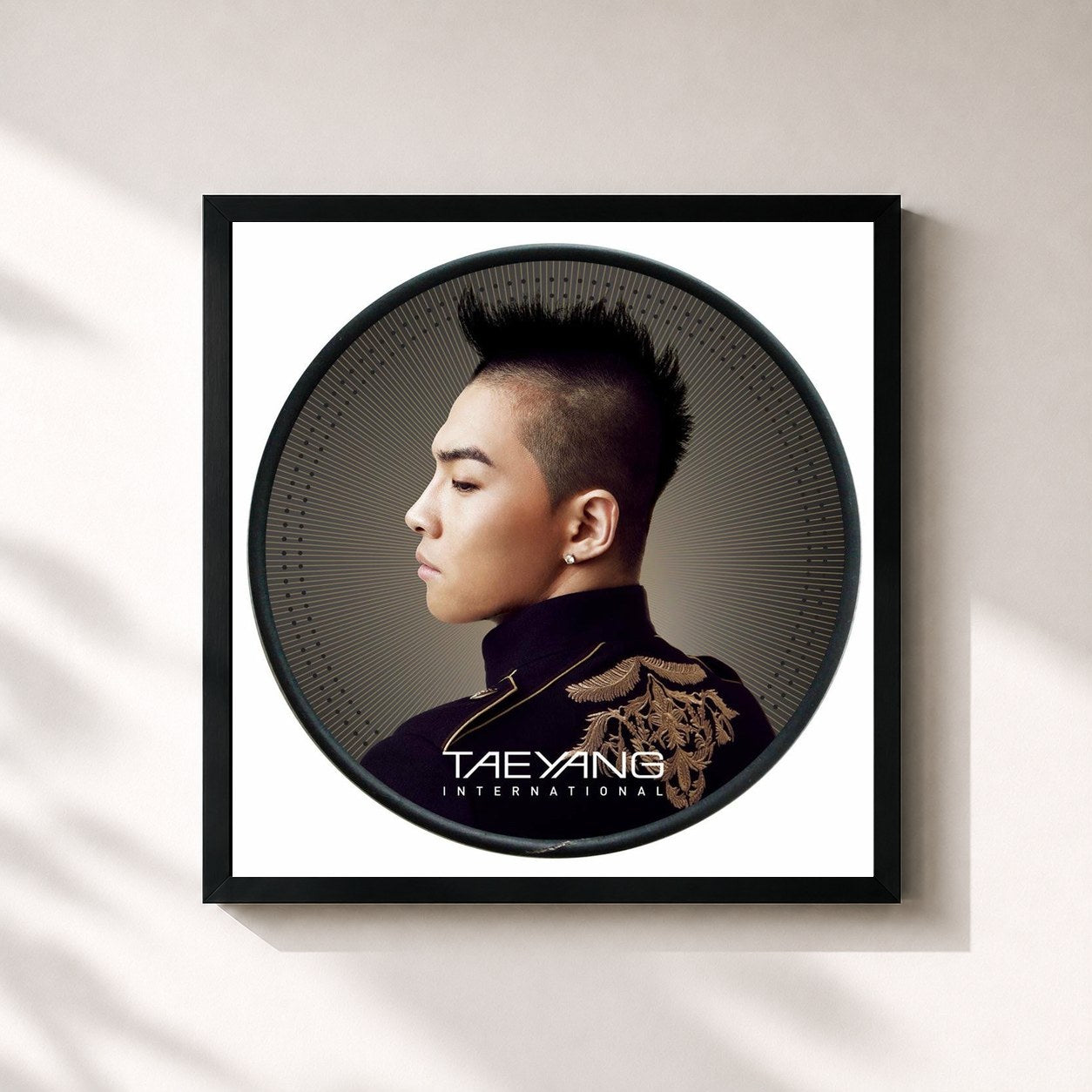 #noir Tableau carré de l'album Solar International de TAEYANG, cadre noir 32x32 cm