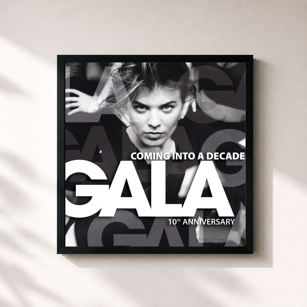 #noir Tableau carré de l'album Coming Into a Decade (10Th Anniversary) de Gala, cadre noir 32x32 cm