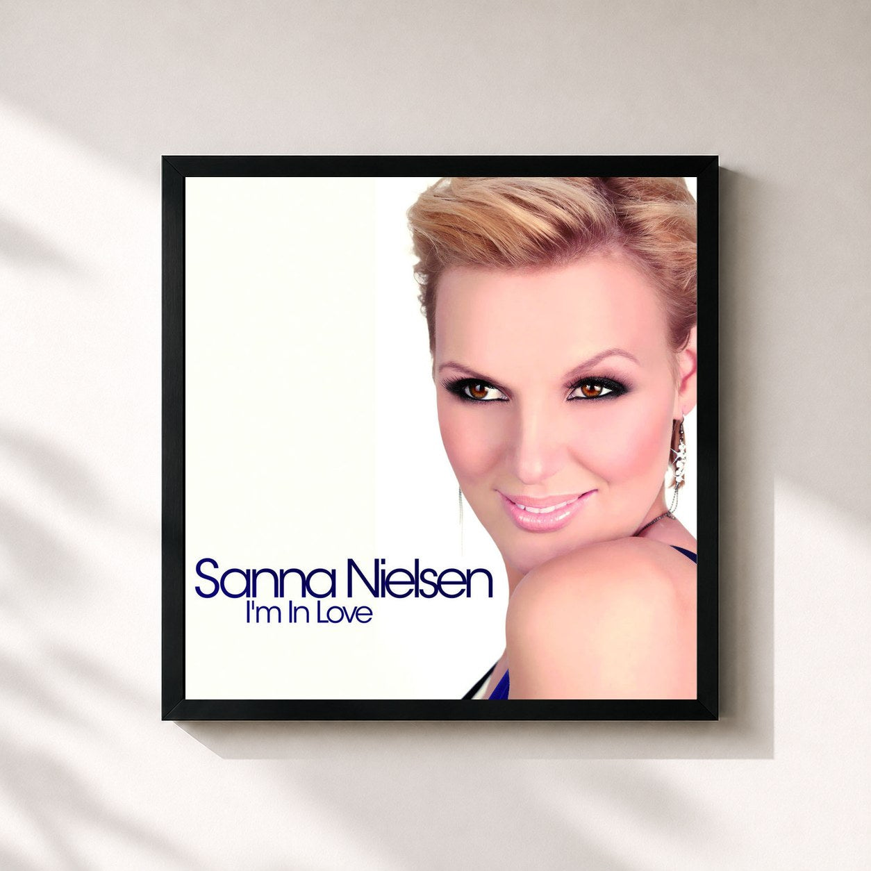 #noir Tableau carré de l'album I'm In Love de Sanna Nielsen, cadre noir 32x32 cm