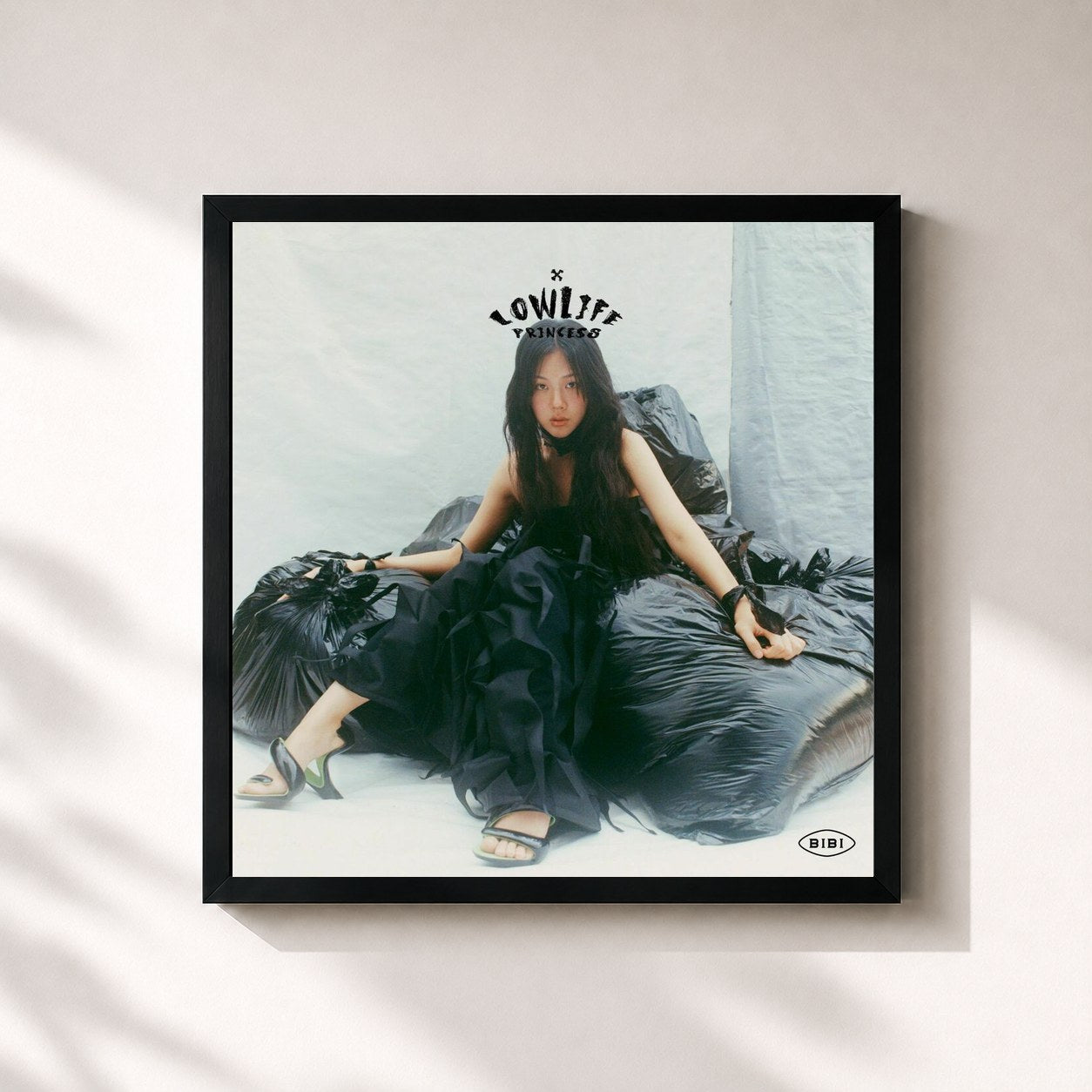 #noir Tableau carré de l'album Lowlife Princess: Noir de BIBI, cadre noir 32x32 cm