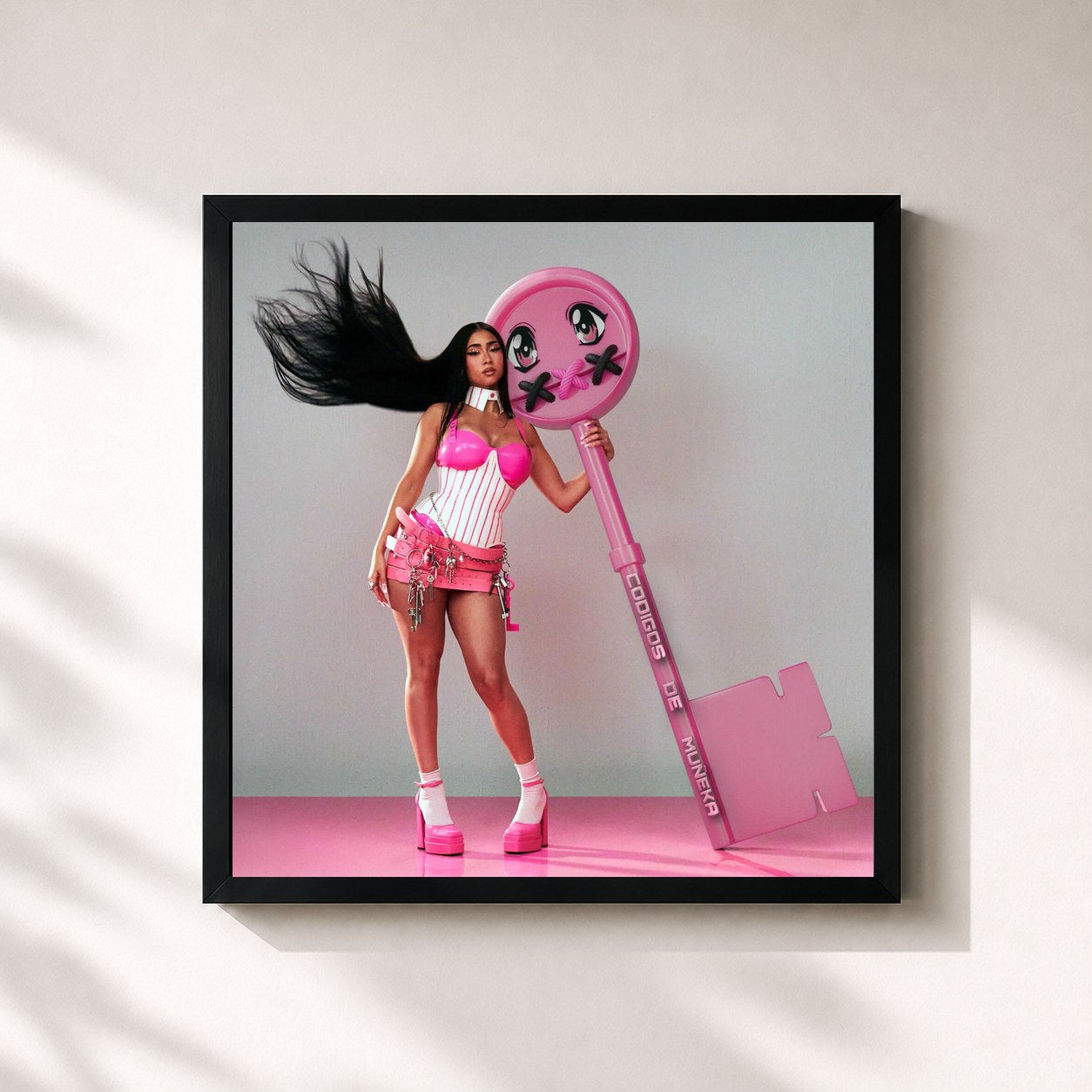 #noir Tableau carré de l'album CÓDiGOS DE MUÑEKA de Paloma Mami, cadre noir 32x32 cm