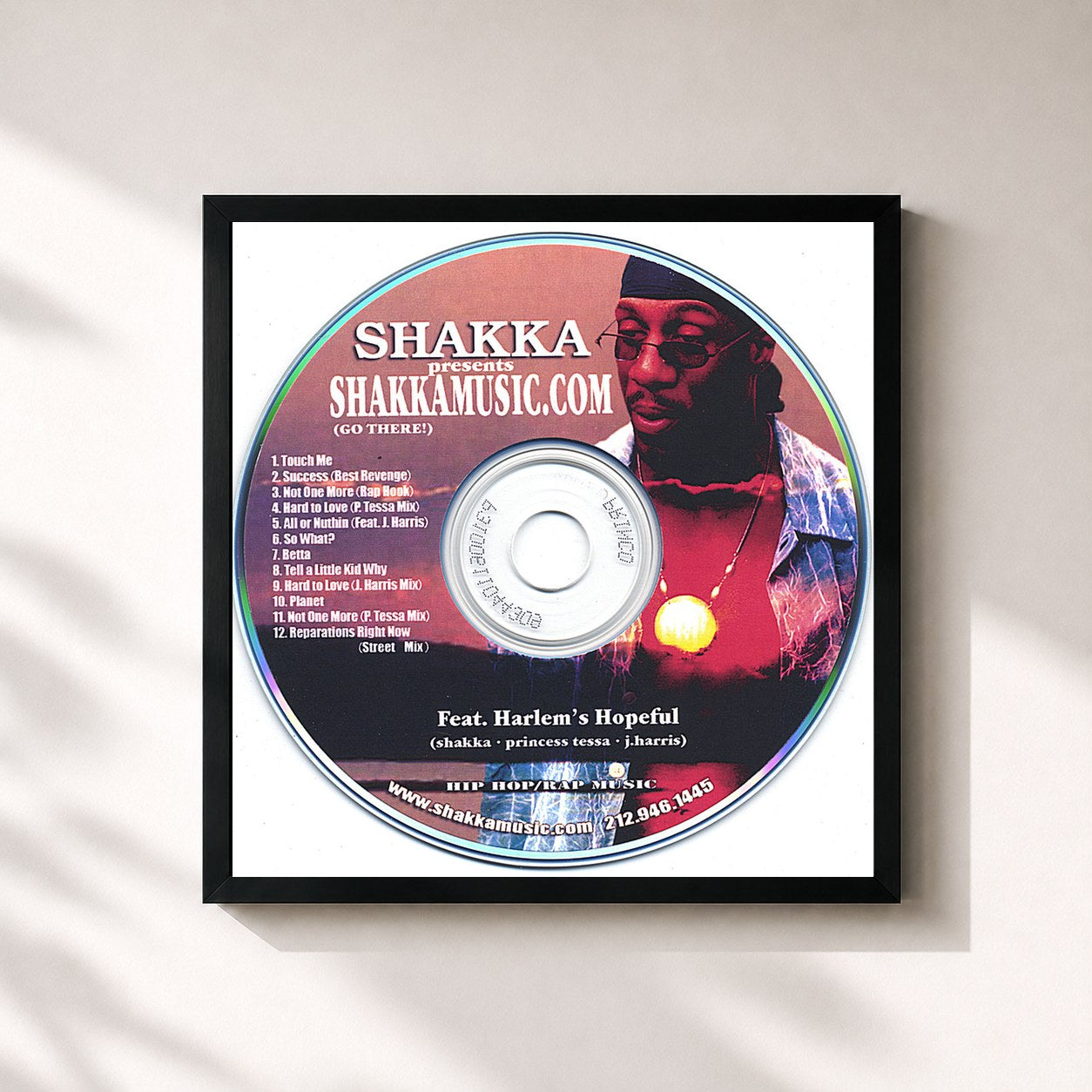 #noir Tableau carré de l'album presents - SHAKKAMUSIC.COM de SHAKKA, cadre noir 32x32 cm