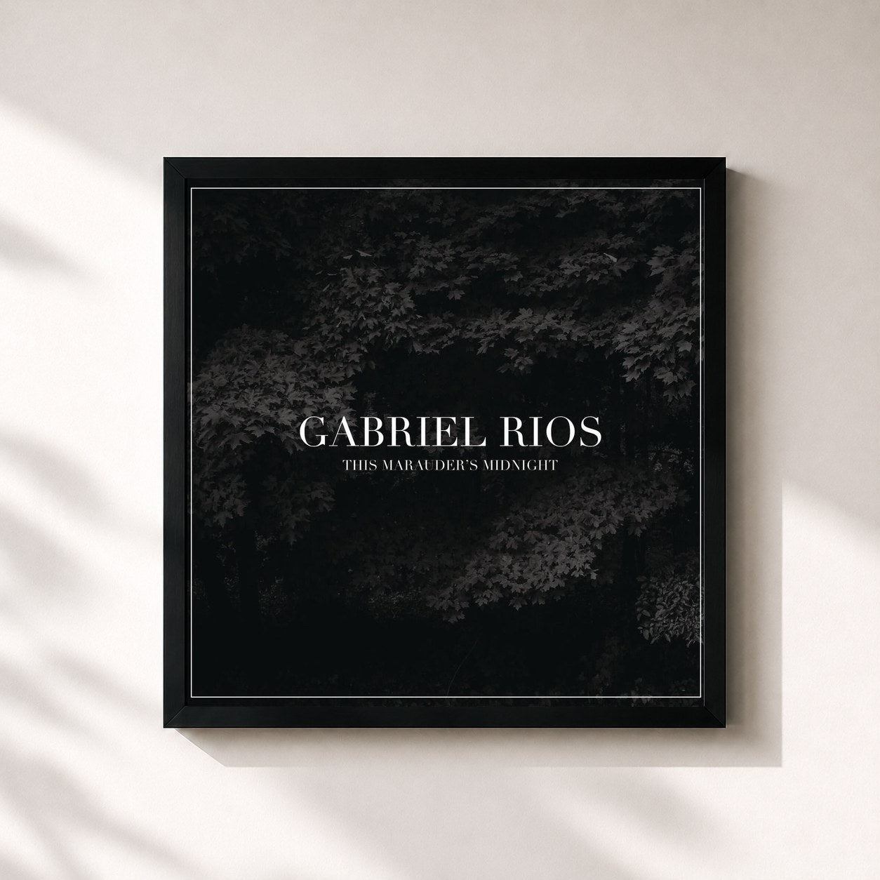#noir Tableau carré de l'album This Marauder's Midnight de Gabriel Rios, cadre noir 32x32 cm