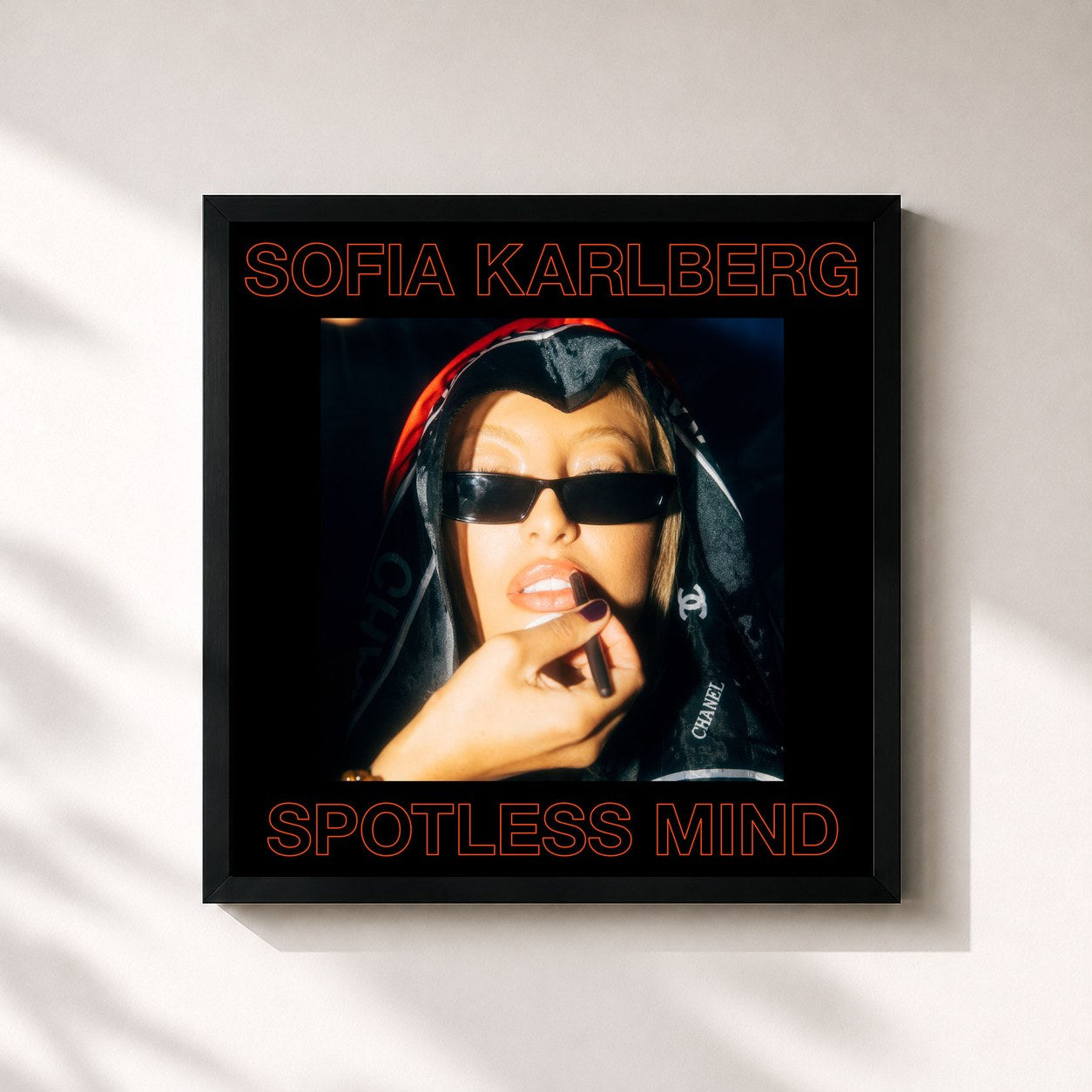 #noir Tableau carré de l'album Spotless Mind de Sofia Karlberg, cadre noir 32x32 cm