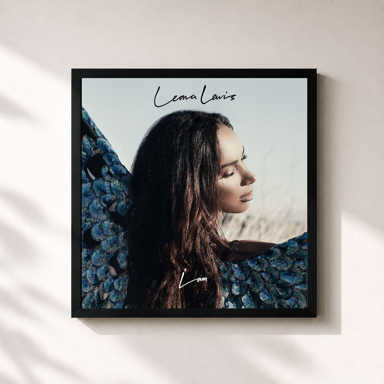 #noir Tableau carré de l'album I Am (Deluxe) de Leona Lewis, cadre noir 32x32 cm
