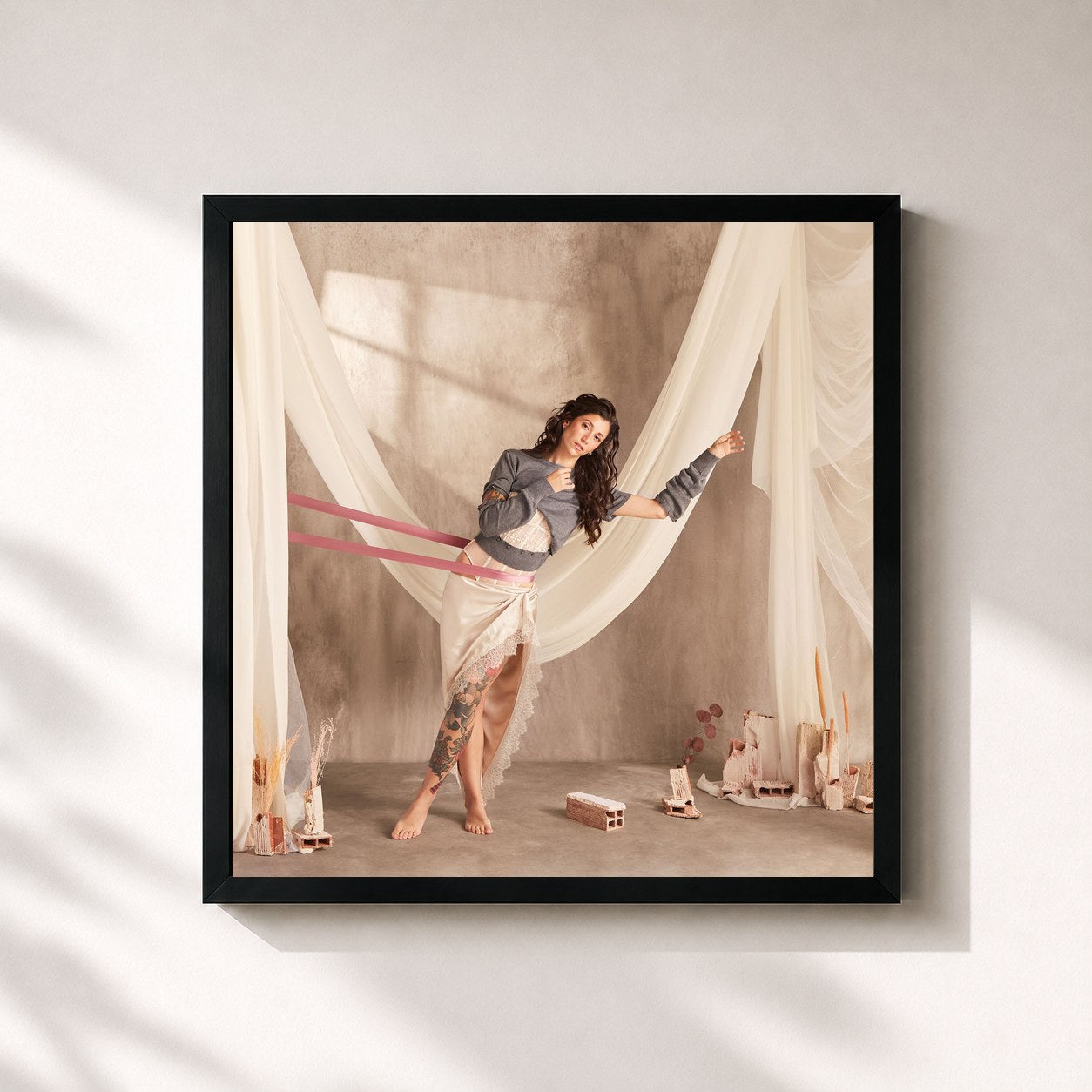 #noir Tableau carré de l'album Amor letal de Bely Basarte, cadre noir 32x32 cm