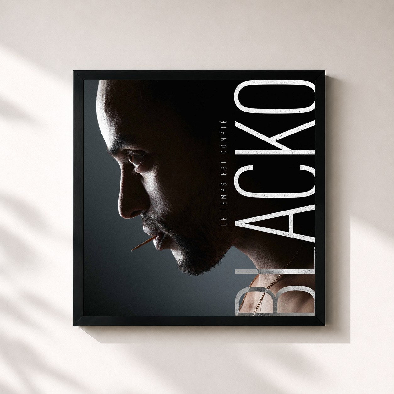 #noir Tableau carré de l'album Le Temps est compté de Blacko, cadre noir 32x32 cm