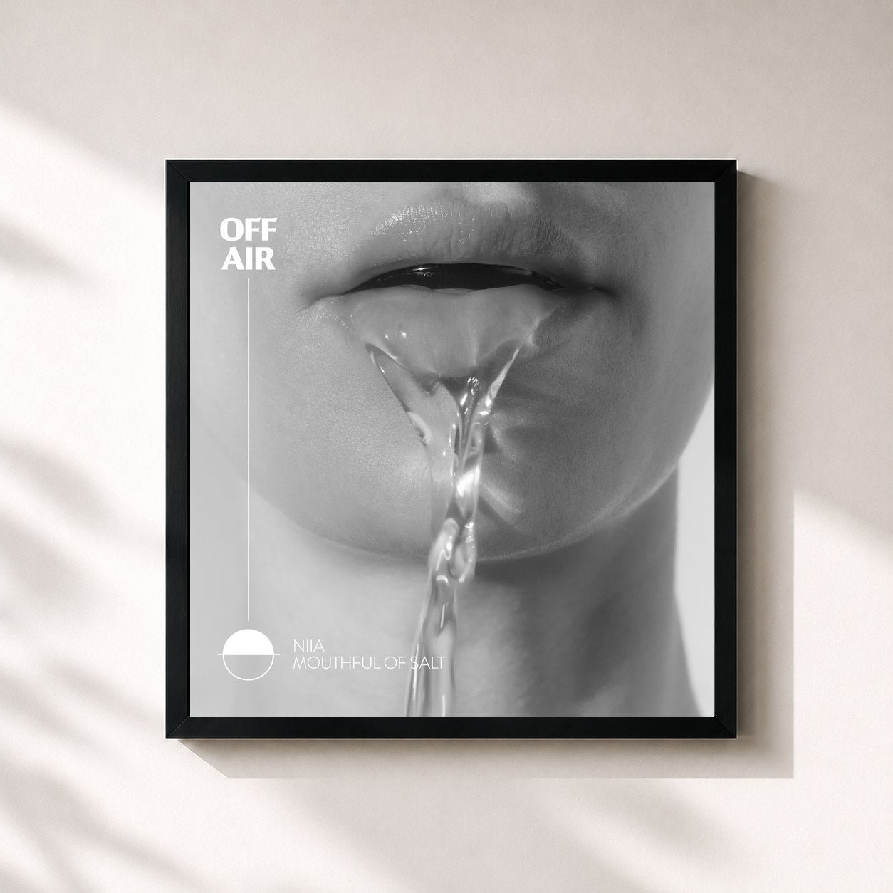 #noir Tableau carré de l'album OFFAIR: Mouthful of Salt de Niia, cadre noir 32x32 cm
