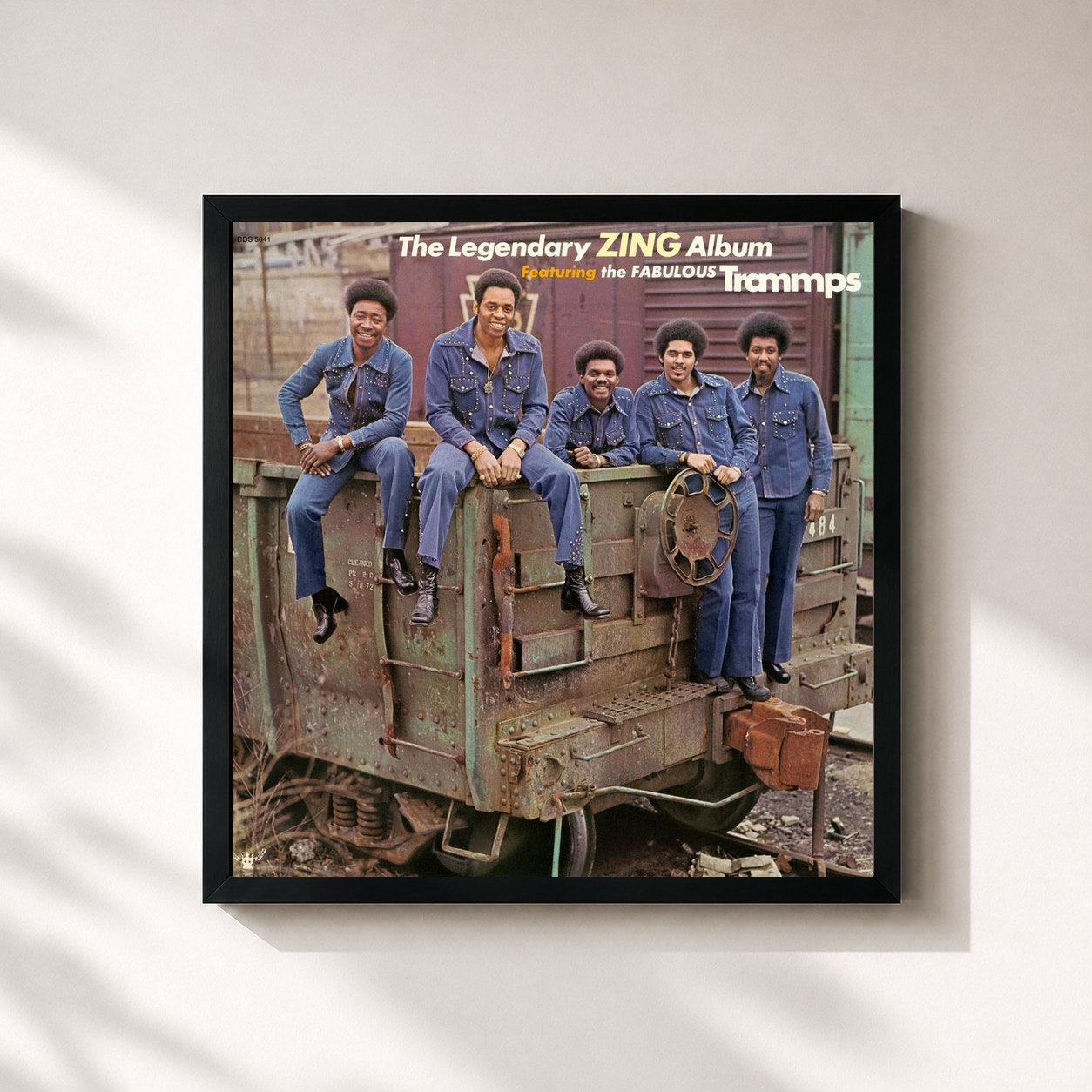 #noir Tableau carré de l'album The Legendary Zing Album de The Trammps, cadre noir 32x32 cm