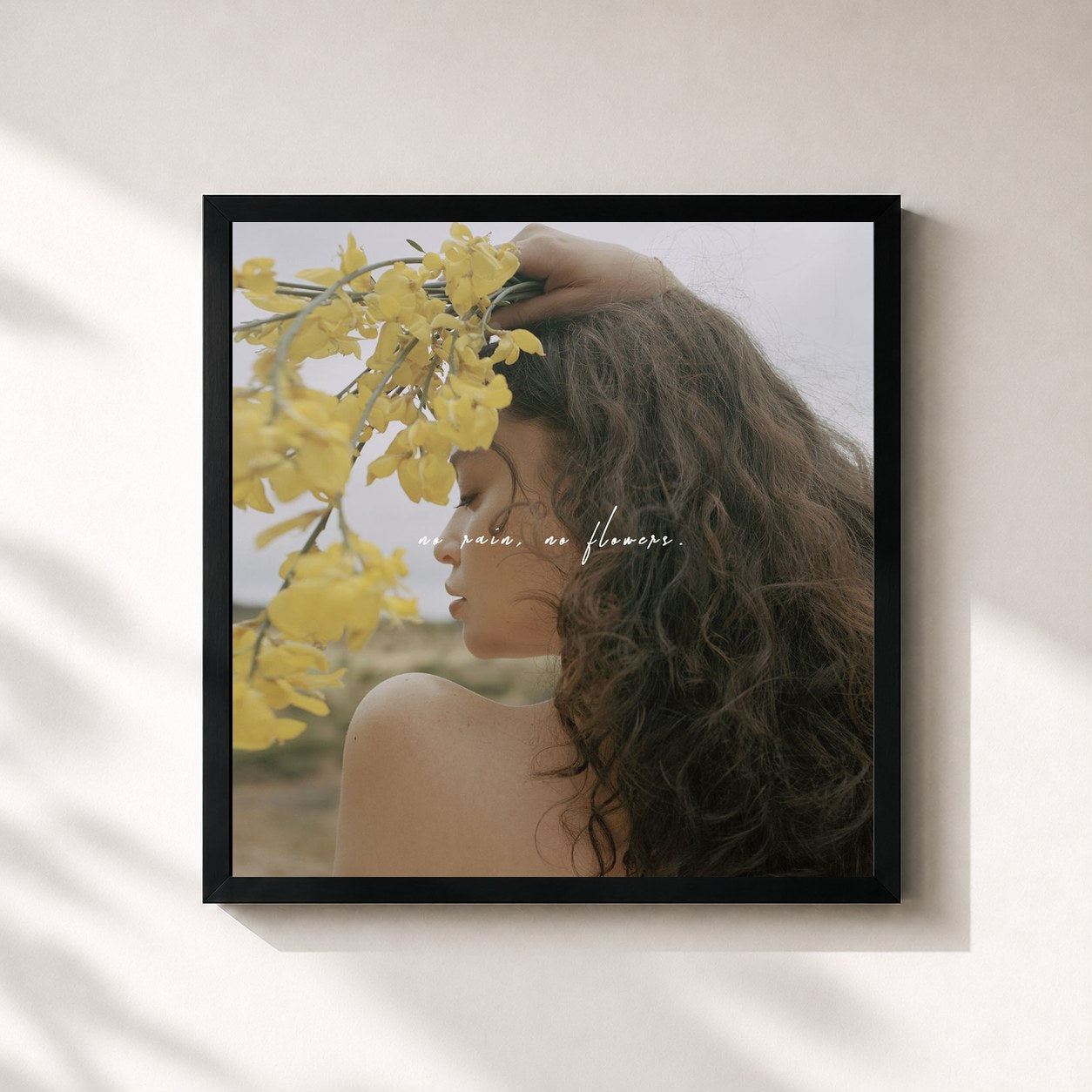 #noir Tableau carré de l'album No Rain, No Flowers de Sabrina Claudio, cadre noir 32x32 cm