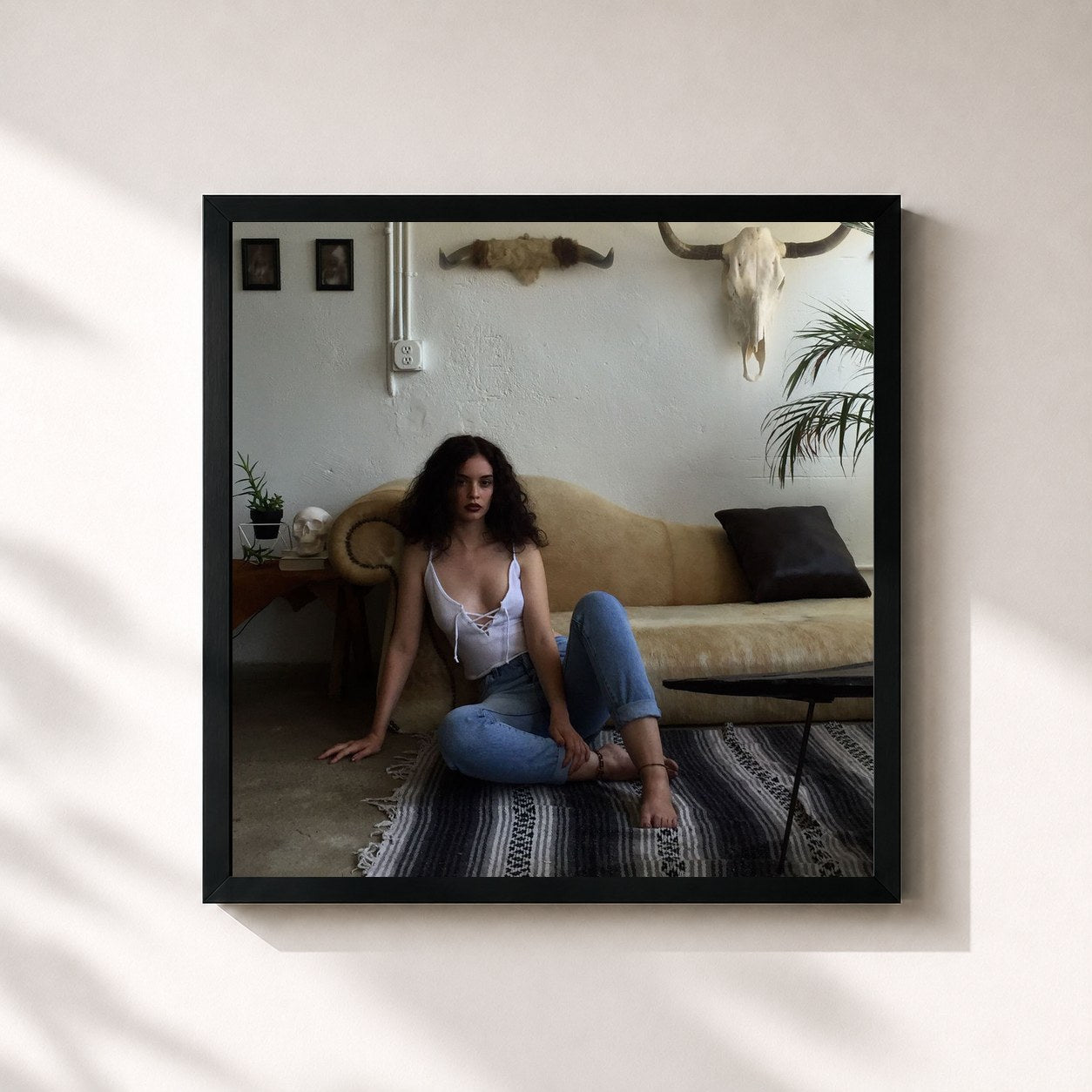#noir Tableau carré de l'album Confidently Lost de Sabrina Claudio, cadre noir 32x32 cm