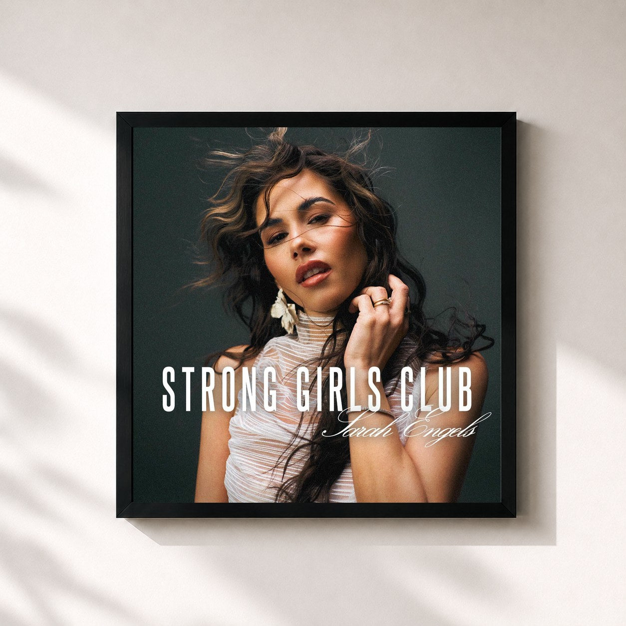 #noir Tableau carré de l'album STRONG GIRLS CLUB de Sarah Engels, cadre noir 32x32 cm